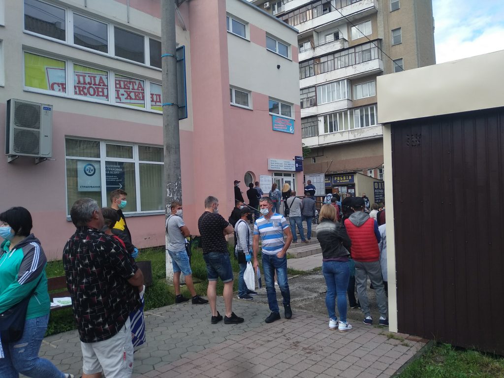 В Івано-Франківську знову ажіотаж і пожвавлення біля Візового центру