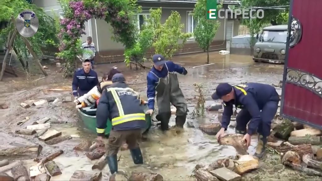 Надзвичайники з усієї України допомагають прикарпатцям подолати наслідки минулотижневої негоди