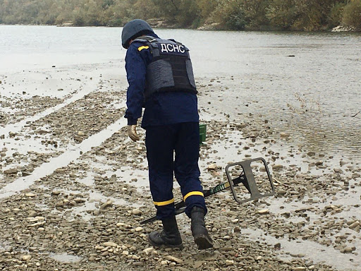 В передмісті Івано-Франківська, на березі Бистриці виявили небезпечну знахідку
