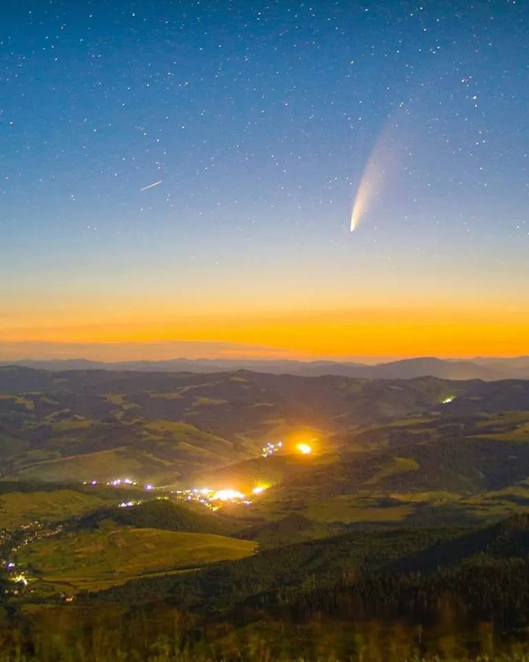 Вражаючий кадр: комету Neowise показали з Боржавського хребта в Карпатах
