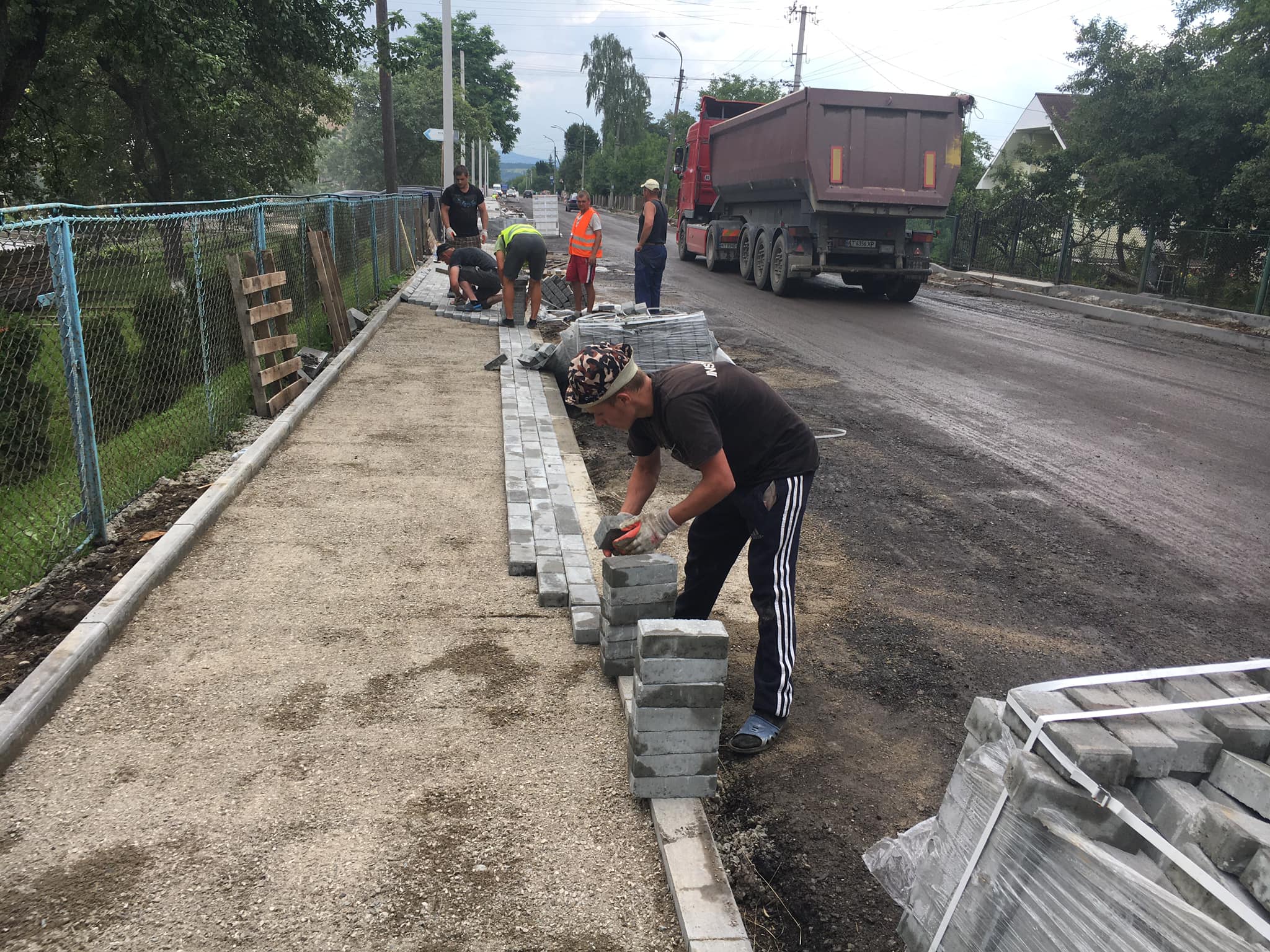 У постраждалому від повені Ланчині відновлюють дорожнє покриття й придорожню інфраструктуру