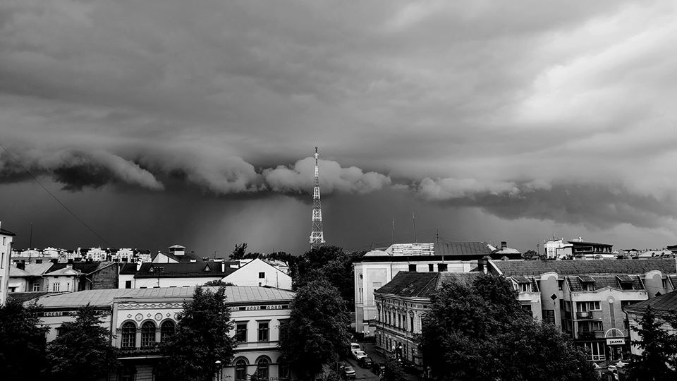 Після раптової зливи вулиця Надрічна під пасічнянським мостом стала не проїзною