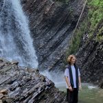 Популярний відеоблогер сфотографувався голяка на водоспаді Гук ФОТО 18+