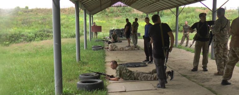 На полігоні поблизу Франківська хлопців навчали поведінки зі зброєю ФОТО, ВІДЕО