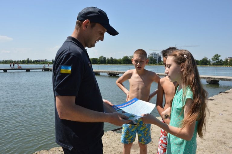 У Франківську на міському озері діти та дорослі купаються у небезпечних місцях - на зауваження рятувальників не реагують