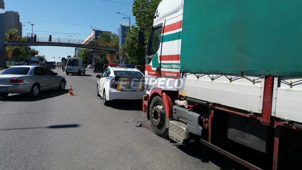 На Прикарпатті фура розчавила жінку-пішохода