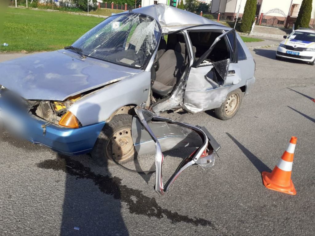 На Прикарпатті водій врізався в електроопору, за його життя борються лікарі: ФОТО