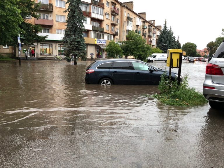 Середмістя Івано-Франківська потонуло у воді ВІДЕО