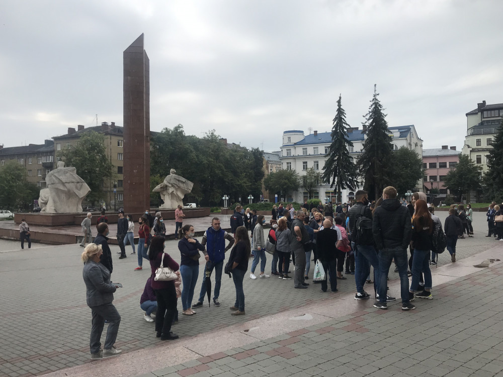 Працівники весільної індустрії вийшли під стіни ОДА у знак протесту заборони весіль