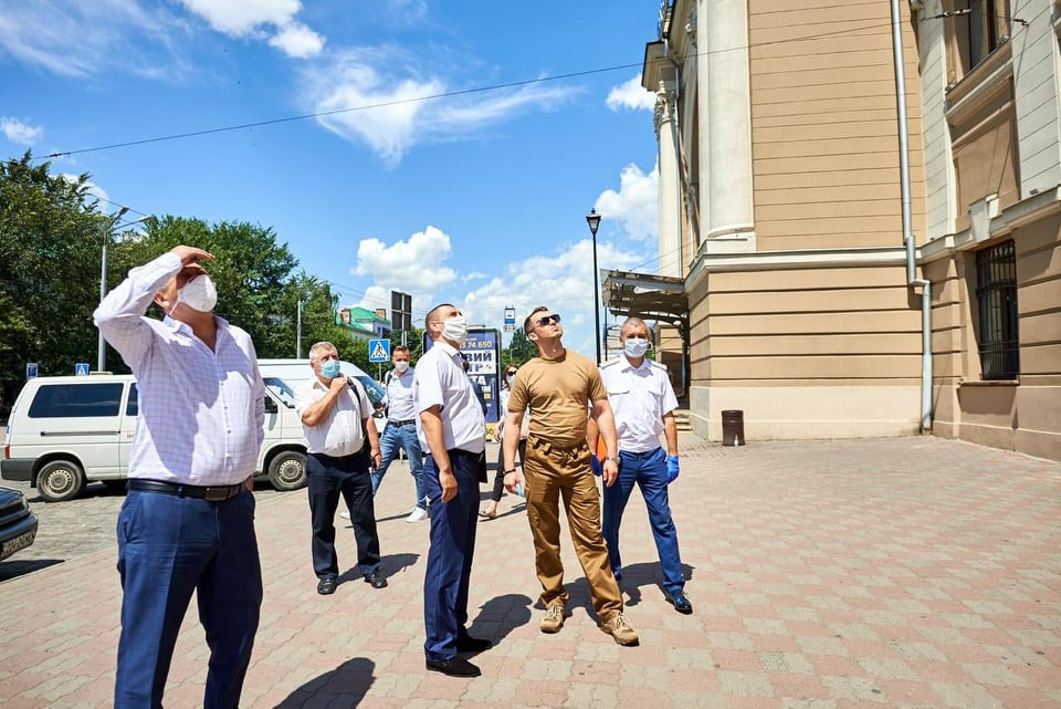 У Франківську продовжать роботи з відновлення фасаду залізничного вокзалу ФОТО