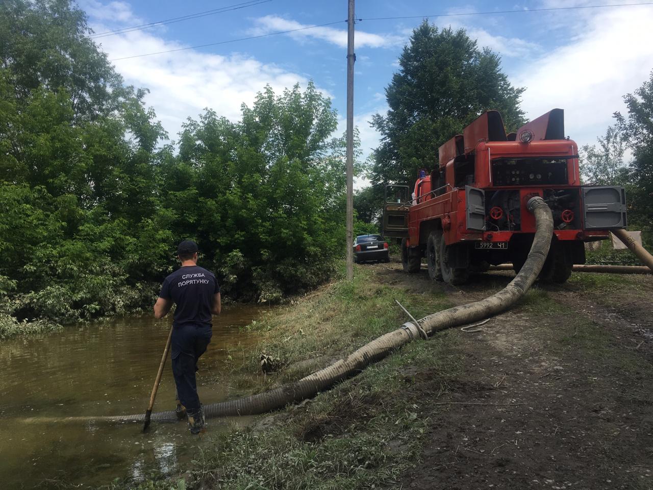 У Калуші рятувальники відкачували воду з будинків