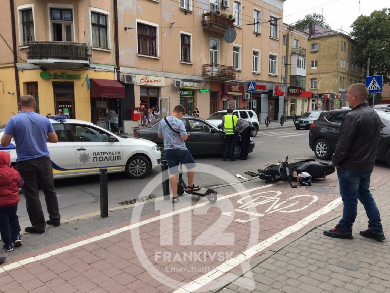 На Галицькій 16-річний водій мопеда врізався в легковик: є травмований ФОТОФАКТ