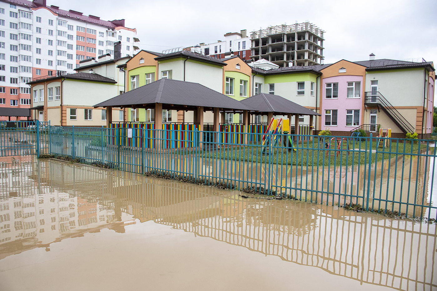 Рясні опади чи спуск води у ставах? Прокуратура взялася за розслідування причин підтоплення вулиць Франківська