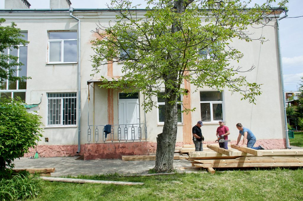 Заклади освіти Франківська активно готуються до навчального року ВІДЕО