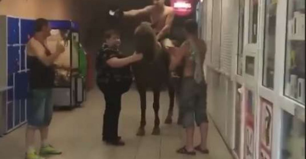 У трусах і на коні: п’яний чоловік приїхав у столичний супермаркет по пиво