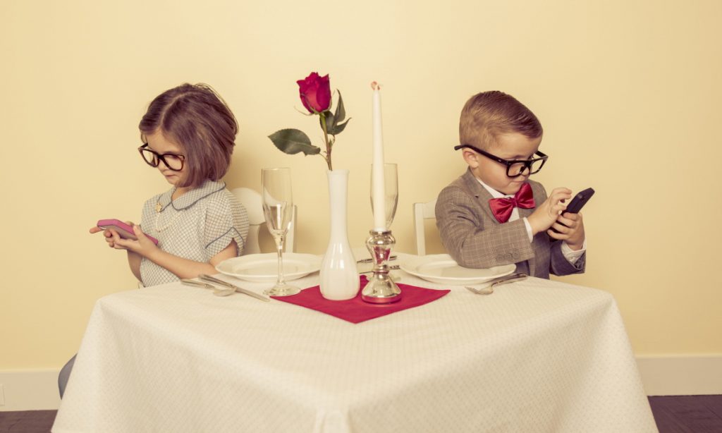 В одному із міст Прикарпаття навчають дітей світського та ресторанного етикету: відео