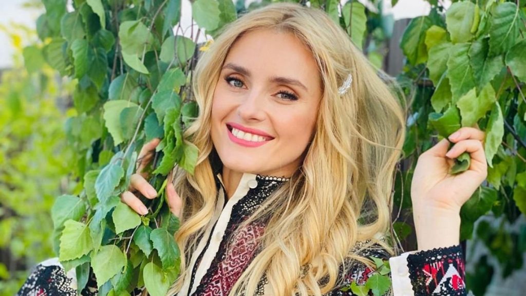 Грайлива Ірина Федишин засвітила пружні сідниці в чорному бікіні. Відео