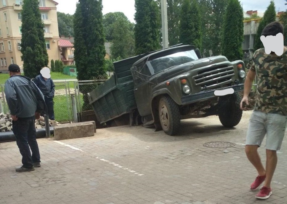 У Франківську вантажівка зі щебенем провалилась в яму - знадобилася допомога крану ФОТО, ВІДЕО