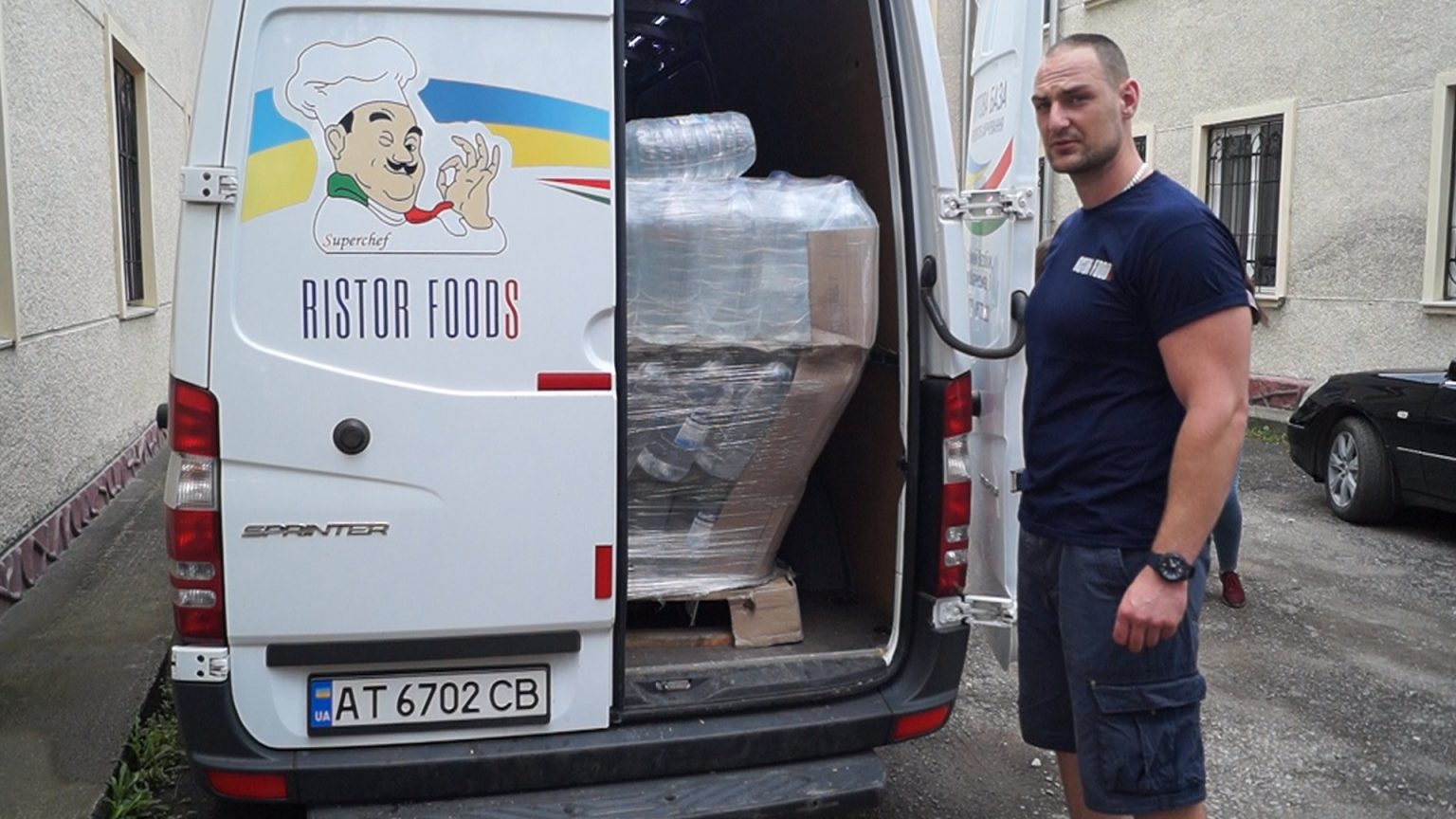 Благодійники забезпечили продуктами харчування постраждалих від паводку прикарпатців ВІДЕО