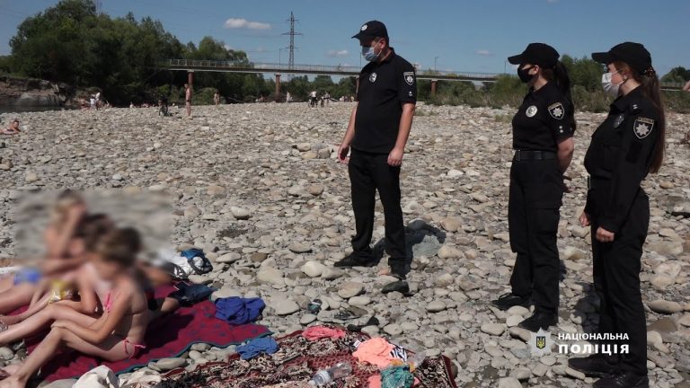 Поліцейські піклуються про безпеку дітей під час літнього відпочинку ВІДЕО