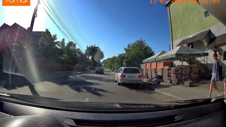 На Дудаєва легковик, паркуючись, збив велосипедиста ВІДЕО