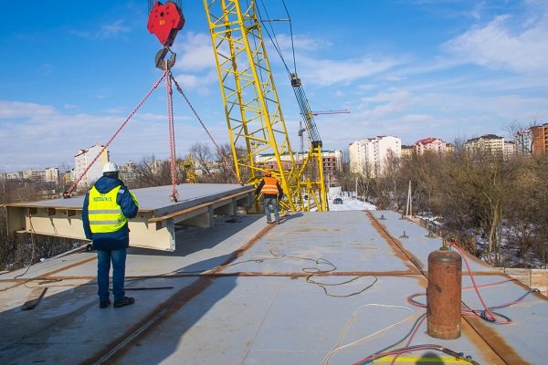 В Івано-Франківську відновили будівництво моста на Пасічну ВІДЕО