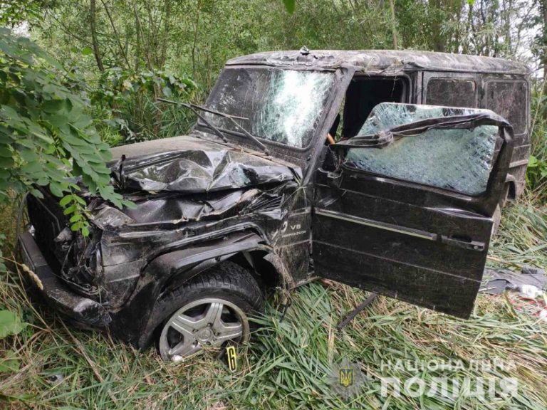 Франківець не впорався із керуванням та перекинувся у кювет: фото