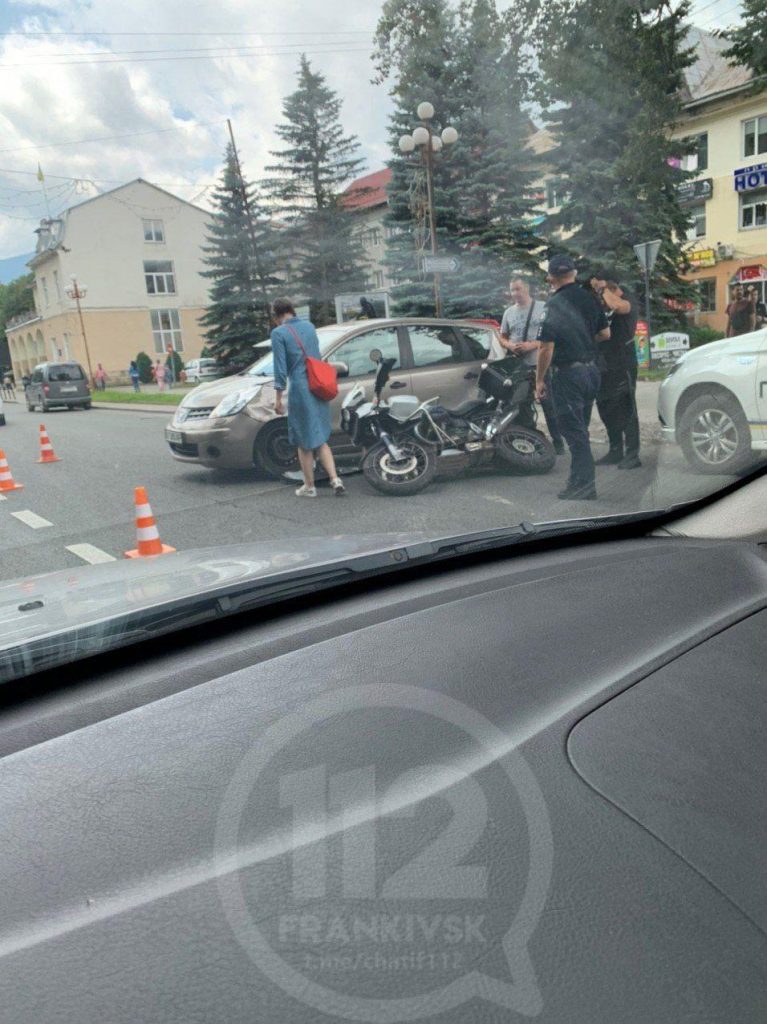 На Прикарпатті зіткнулися легковик та мотоцикл