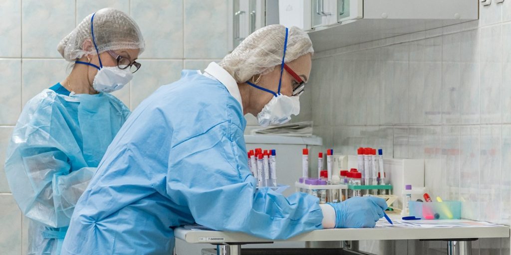 Поки вчені шукають ліки від COVID-19, важливими лишаються превентивні заходи – дотримання дистанції та носіння масок