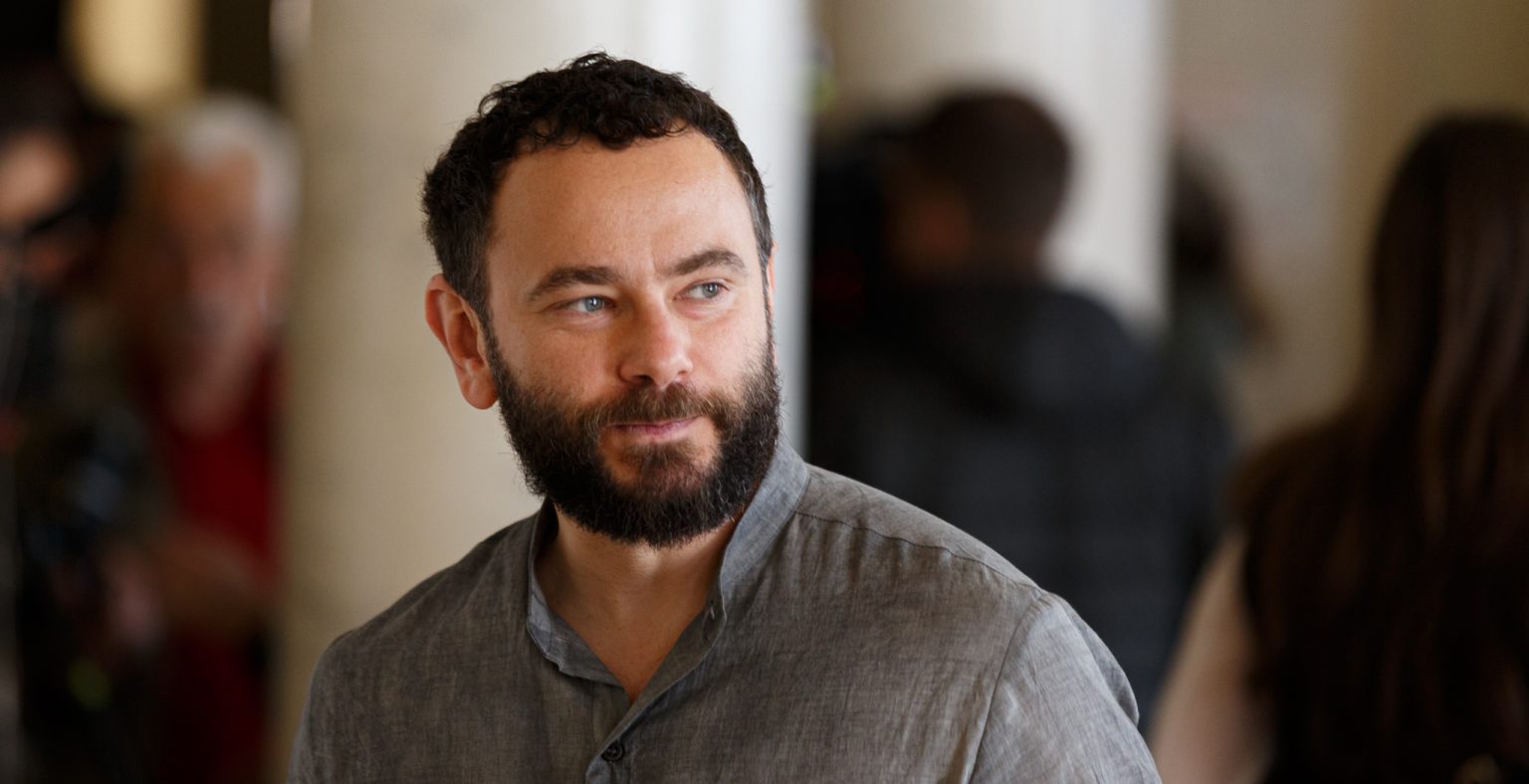 З народом - лише під час виборів: "слуга" Дубінський зняв у Києві "відосик" на велосипеді, після чого пересів у елітну автівку. Відео