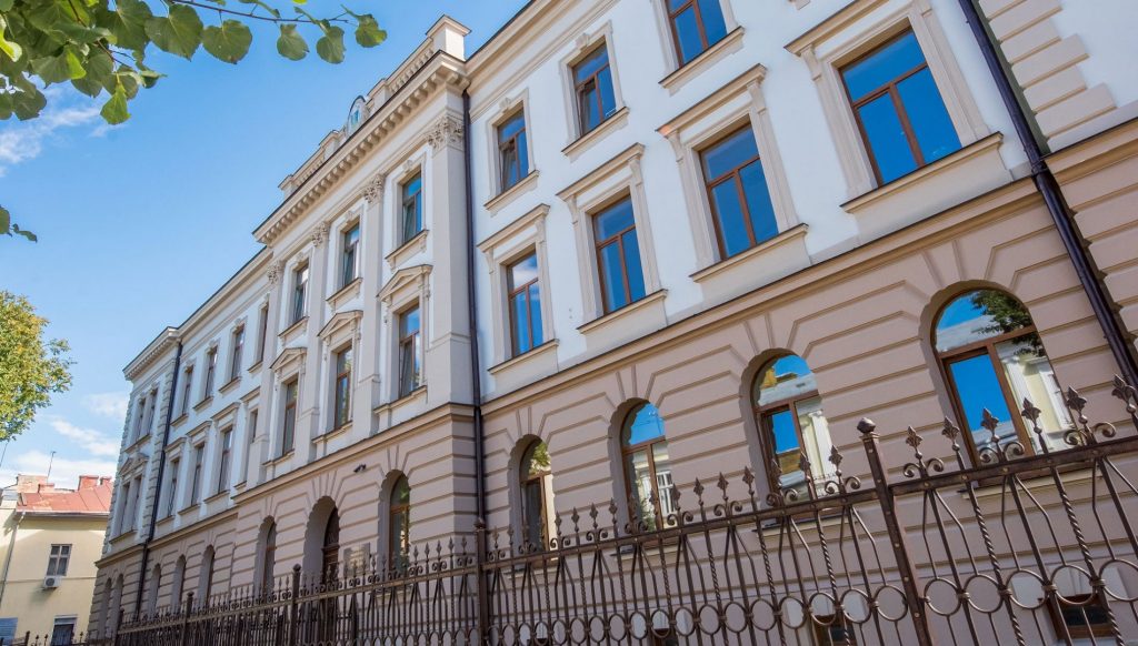 У Івано-Франківську директорів всіх шкіл переведуть на контракт