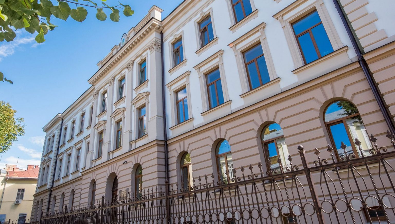 У Івано-Франківську директорів всіх шкіл переведуть на контракт