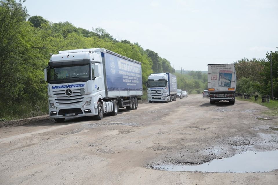 Вантажівки руйнують прикарпатські автошляхи