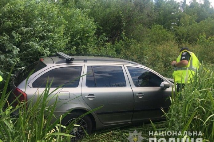 У Надвірнянському районі легковик на великій швидкості злетів у кювет, як наслідок - двоє людей травмовані