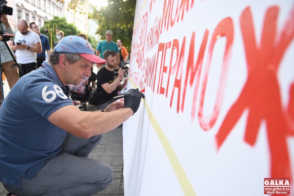 В центрі Івано-Франківська відбулась акція на підтримку протестів у Білорусі ФОТОРЕПОРТАЖ