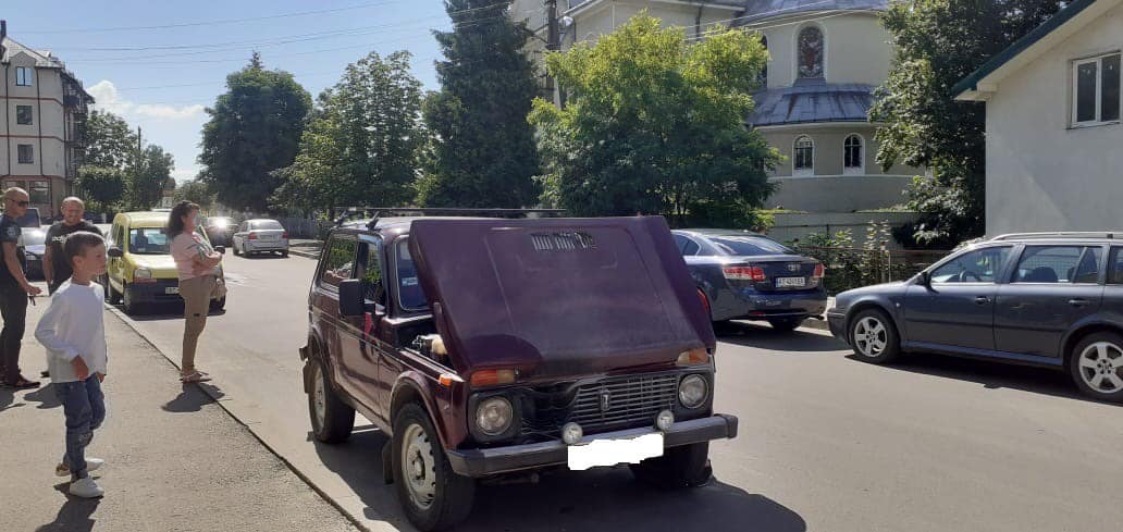 В середмісті Богородчан загорілося авто