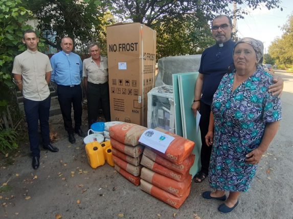 Прикарпатській родині, яка постраждала від повені, передали будівельні матеріали та побутову техніку