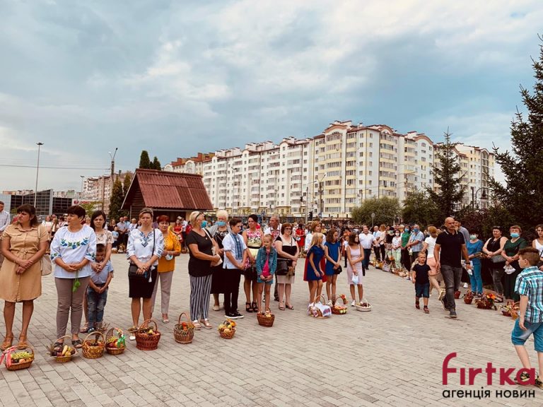 Преображення Господнє або Яблучний спас - франківці вийшли освячувати кошики із фруктами