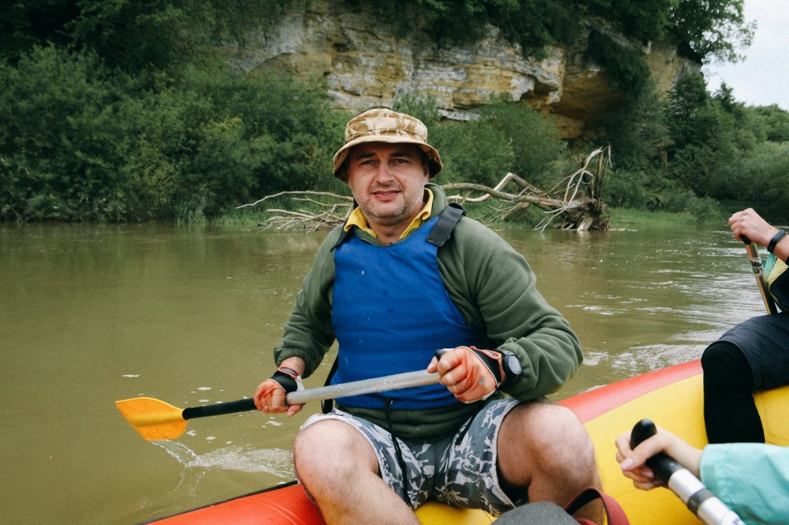 Прикарпатець врятував з Дністра двох хлопчаків, які мало не втонули, поки їхні батьки пиячили та смажили шашлики