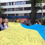 Мешканці Франківська пронесли 20-метровий жовто-блакитний прапор головною вулицею міста: фото