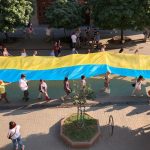 Мешканці Франківська пронесли 20-метровий жовто-блакитний прапор головною вулицею міста: фото