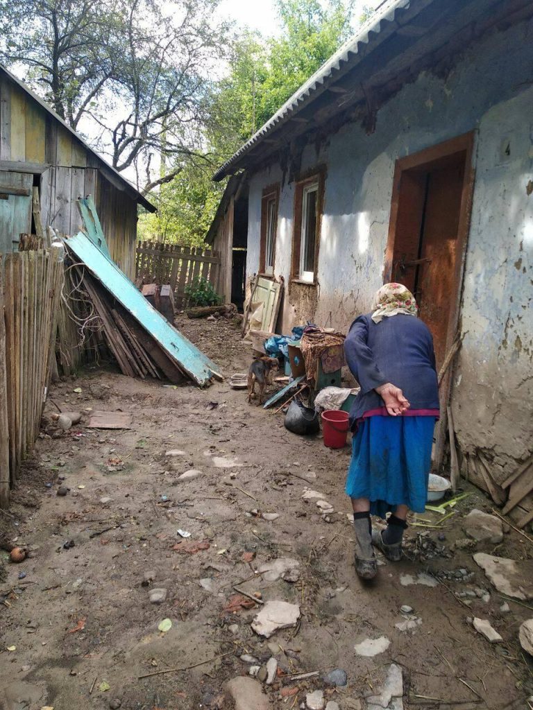 Убога хатина та затоплена «господарка»: старенька самотня прикарпатка, котра постраждала від негоди, потребує допомоги небайдужих ФОТО