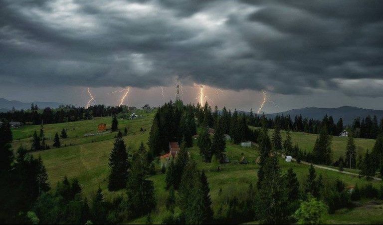 Сьогодні Карпати накриє грозами