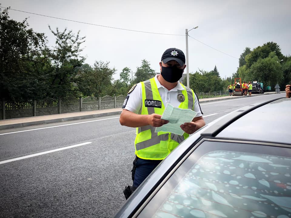 Прикарпатські поліціянти посилено патрулюють автошляхи ФОТО