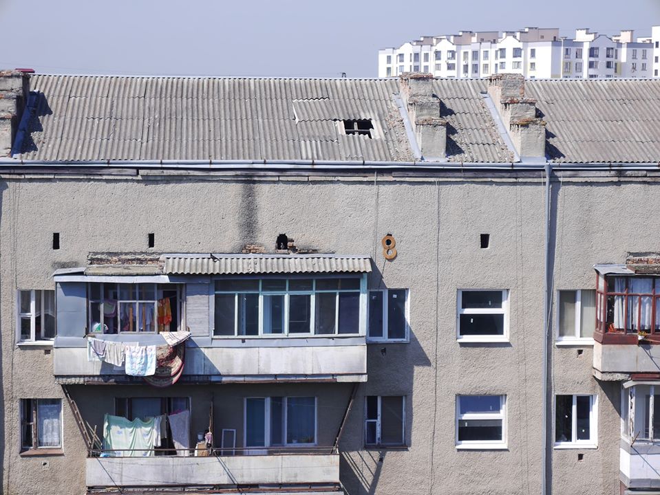 Небезпека над головою: з даху франківської багатоповерхівки обвалюється цегла ФОТОФАКТ