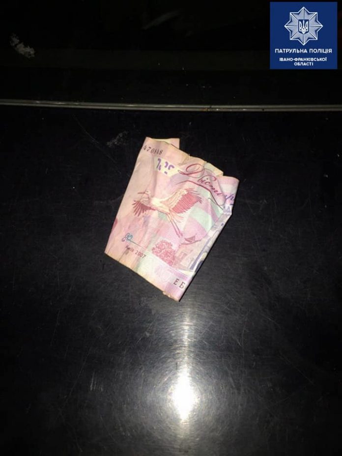 У Франківську п'яний водій хотів відкупитись від патрульних, пропонувавши 200 гривень хабара ФОТО