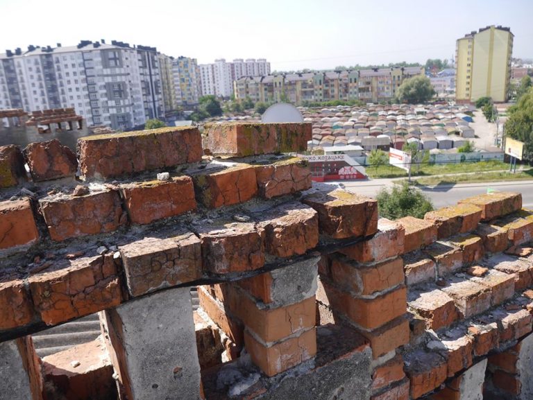 Небезпека над головою: з даху франківської багатоповерхівки обвалюється цегла ФОТОФАКТ