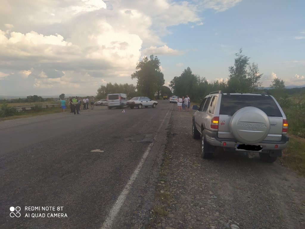 Чергова ДТП на Прикарпатті: одна з автівок опинилась у кюветі ФОТОФАКТ
