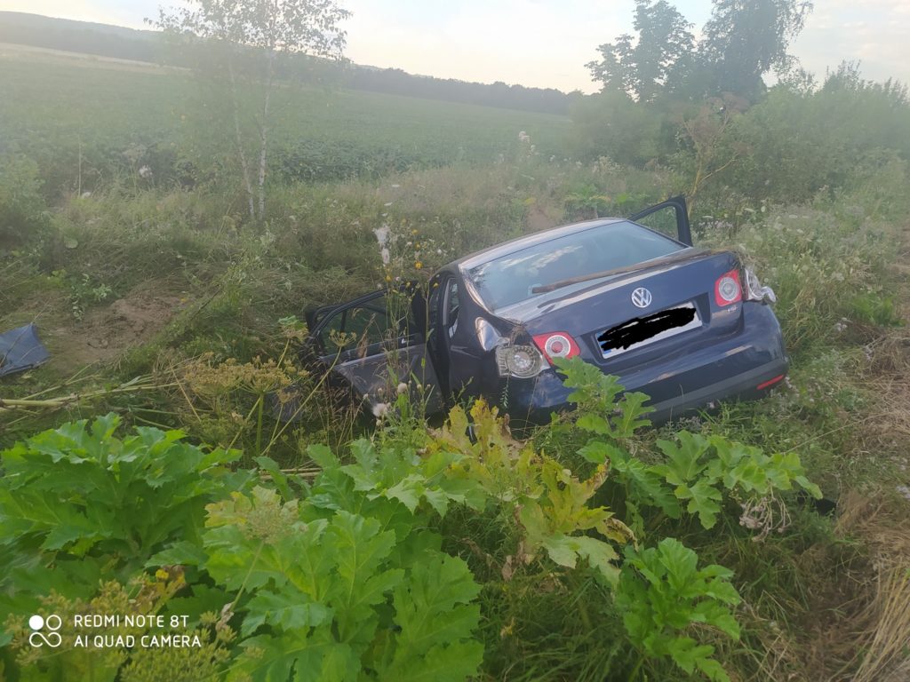 Чергова ДТП на Прикарпатті: одна з автівок опинилась у кюветі ФОТОФАКТ