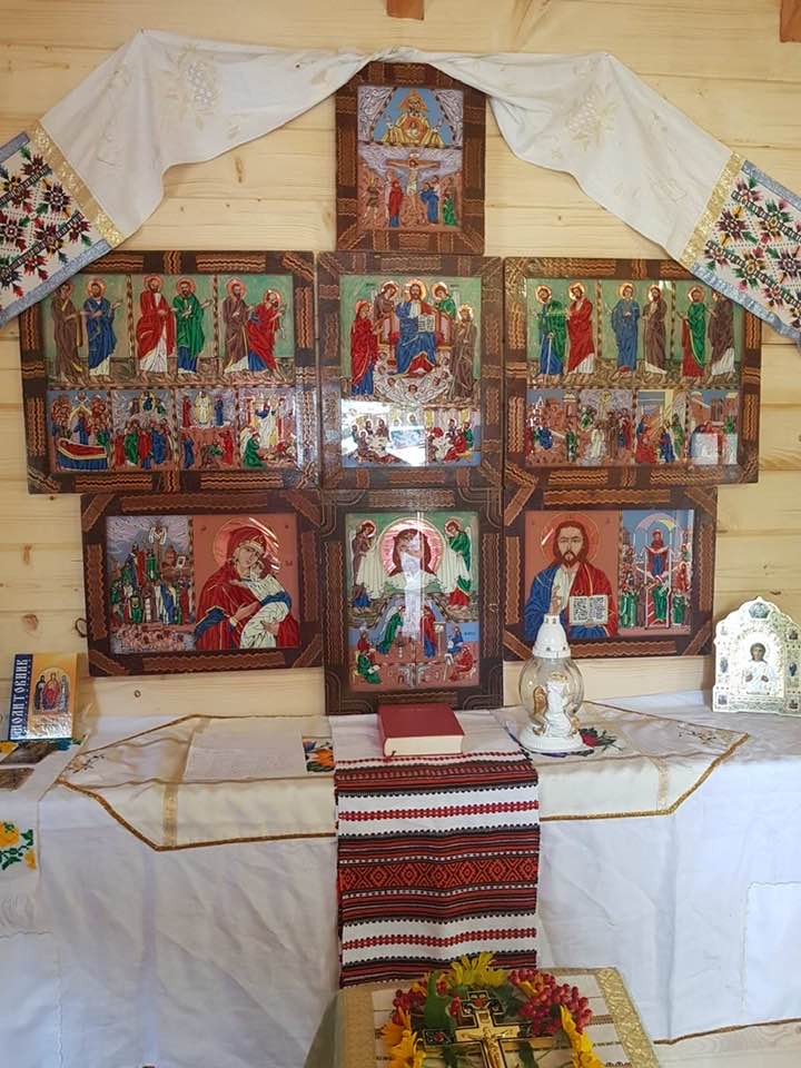 На Луганщині освятили капличку із гуцульськими іконами, зведену прикарпатськими волонтерами ФОТО